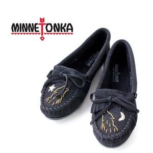 Minnetonka Moko Kobayashi limited edition black suede beaded wolf moccasins sz 6